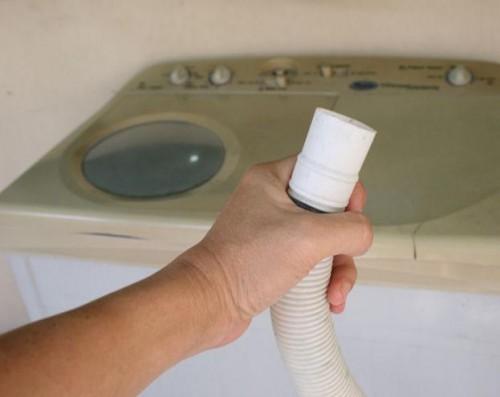 Ống xả nước máy giặt bị kẹt là hiện tượng bình thường