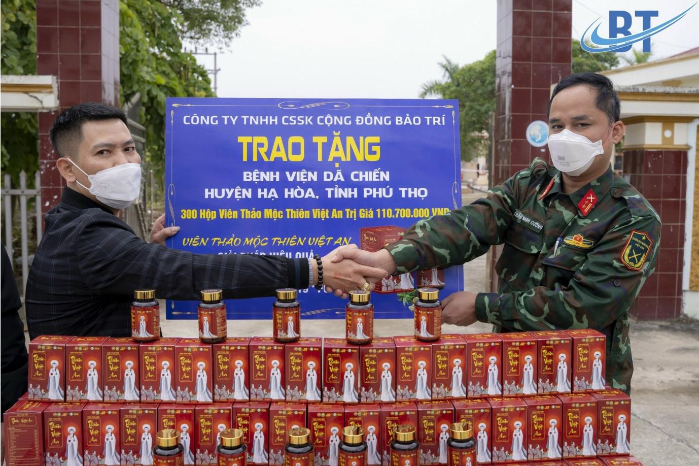 Bệnh viện dã chiến huyện Hà Hòa, tỉnh Phú Thọ cũng được trao tặng sản phẩm Viên thảo dược Thiên Việt An